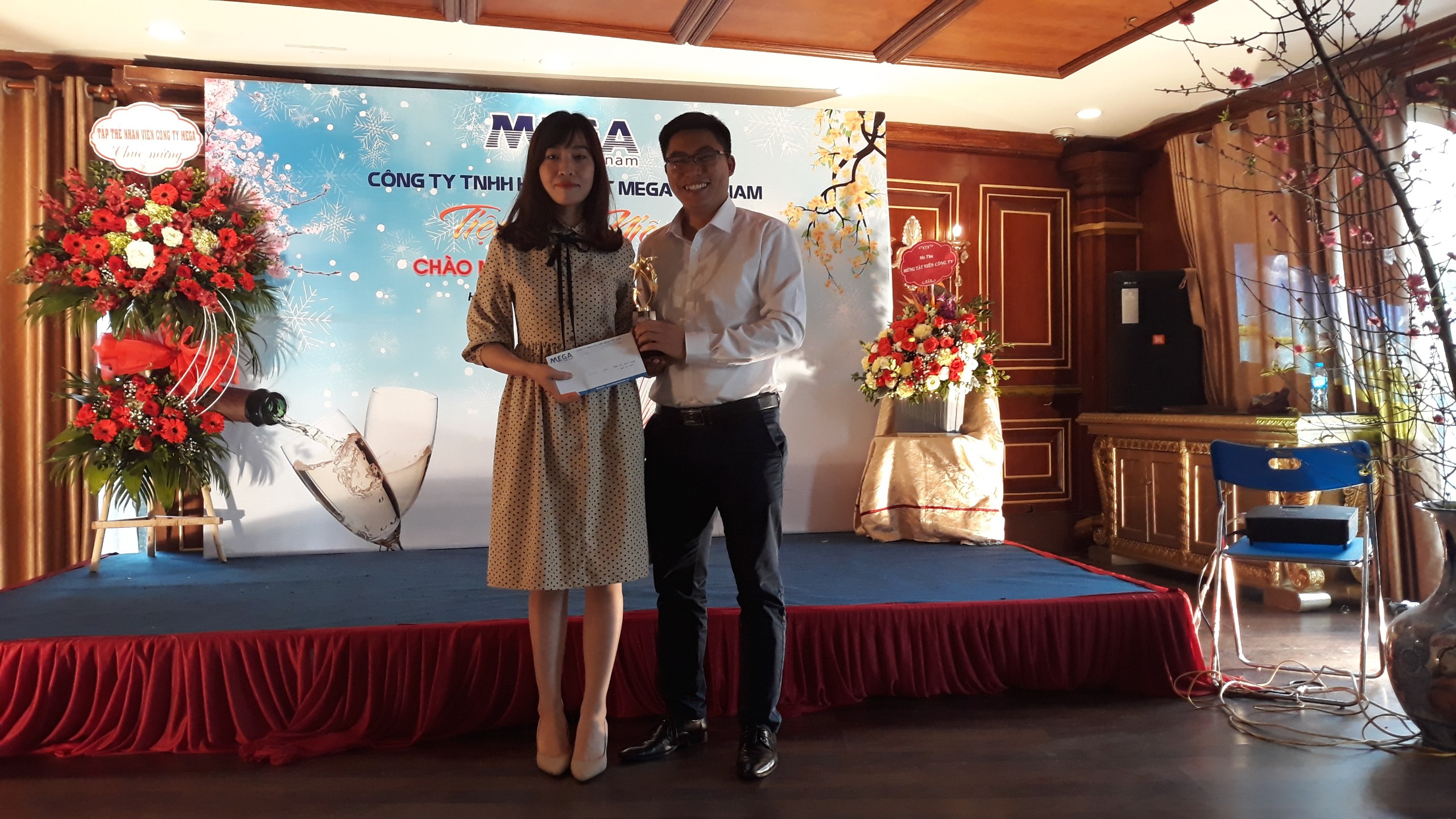 Ms. Hoang Thi Mai Linh won the Best Sales Staff award